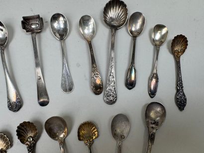 15 petites cuillères à sel en argent 950/1000,...