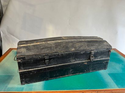 Domed trunk in painted wood, metal handles...