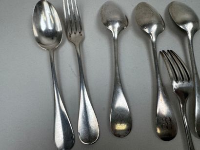 Deux fourchettes et quatre cuillères en argent...