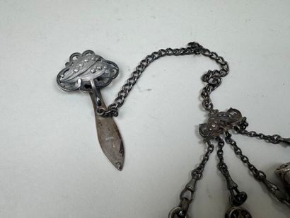 Châtelaine en argent, métal et verre à décor...