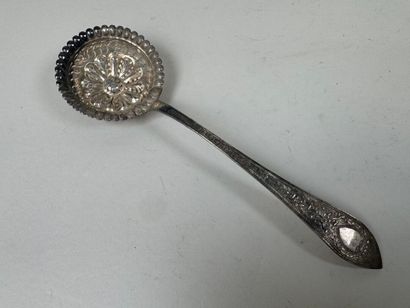 Saupoudreuse en argent 950/1000, poinçon...