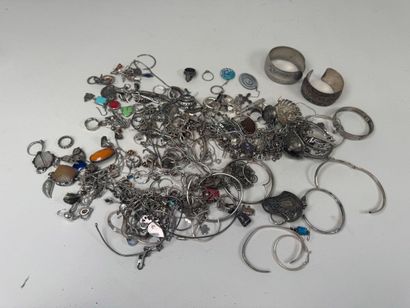 Important lot de bijoux fantaisies en argent,...