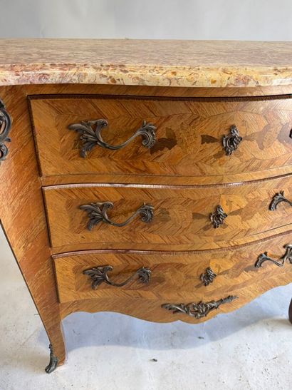 Curved chest of drawers in wood and marquetry...