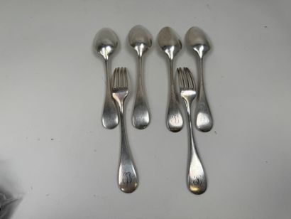 Deux fourchettes et quatre cuillères en argent...