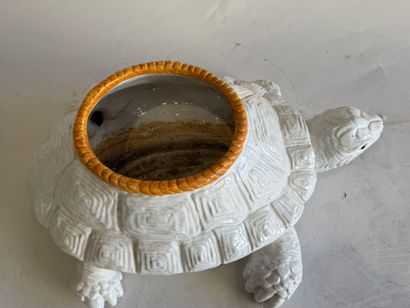 Ceramic cachepot featuring a turtle.
20th...