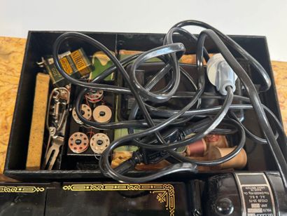 SINGER.
Portable sewing machine, presented...