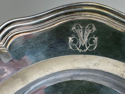 Plat de forme chantournée en argent 950/1000,...