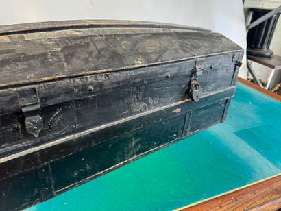 Domed trunk in painted wood, metal handles...