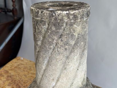 Reconstituted stone column.
38 x 22 x 22...