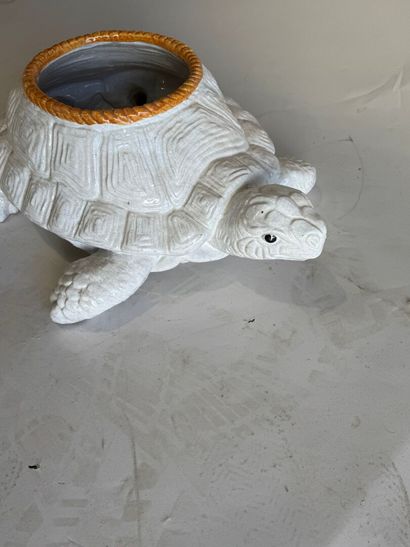 Ceramic cachepot featuring a turtle.
20th...