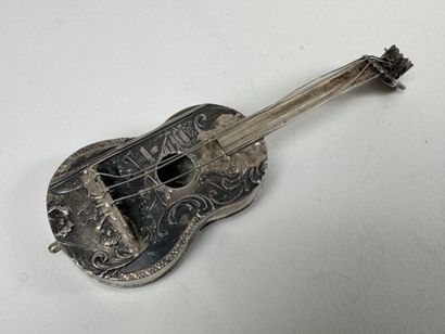 Guitare miniature en argent 800/1000 à décor...