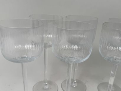 Série de 8 verres sur pieds en cristal à...
