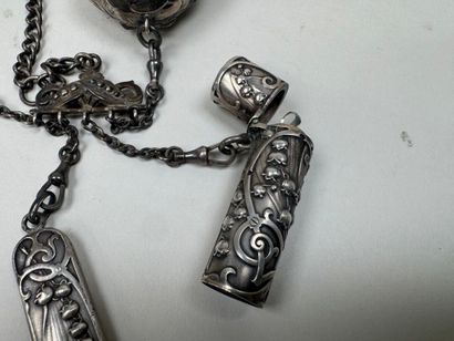 Châtelaine en argent, métal et verre à décor...