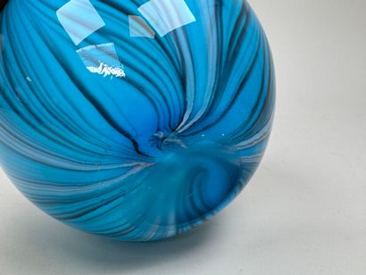 École, XXe.
Vase boule en verre sur fond...