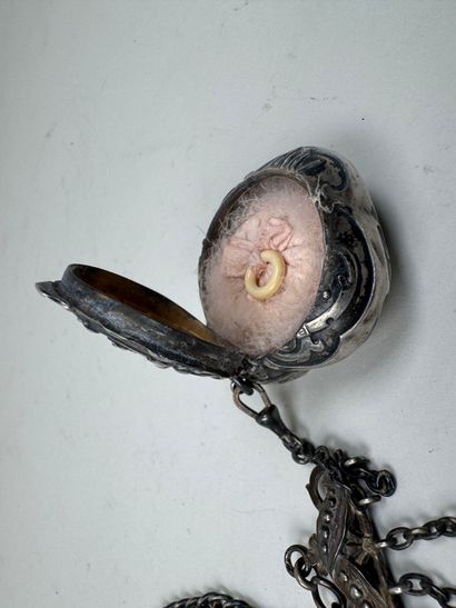 Châtelaine en argent, métal et verre à décor...