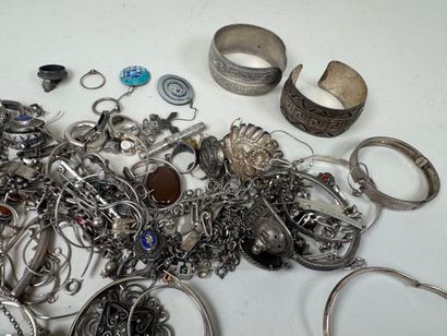 Important lot de bijoux fantaisies en argent,...