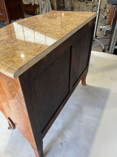 Curved chest of drawers in wood and marquetry...