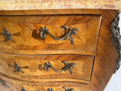 Curved chest of drawers in wood and marquetry...
