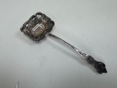 Petite saupoudreuse en argent percé, à décor...
