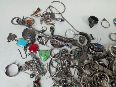 Important lot de bijoux fantaisies en argent,...