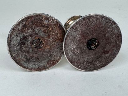 Paire de petits bougeoirs en argent étranger...