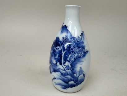 CHINE, XXe.
Petit vase en porcelaine bleu...