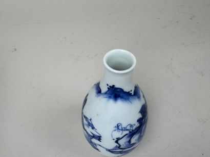 CHINE, XXe.
Petit vase en porcelaine bleu...