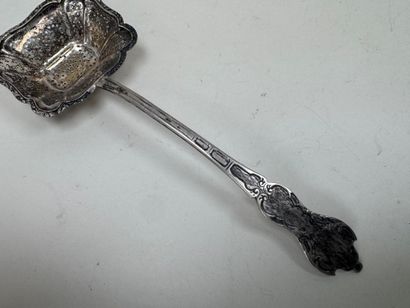 Petite saupoudreuse en argent percé, à décor...