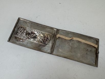 Boîte rectangulaire en argent repoussé à...