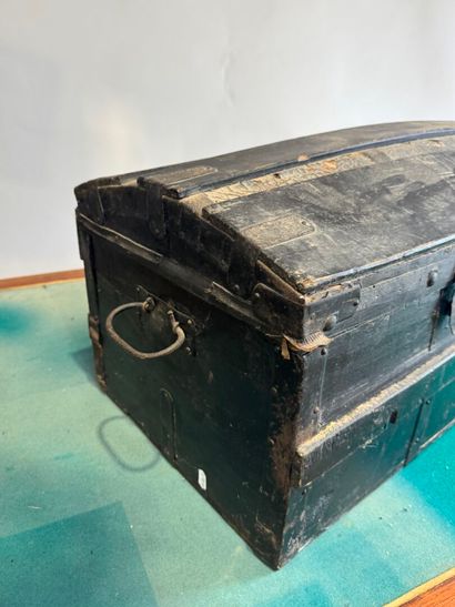 Domed trunk in painted wood, metal handles...