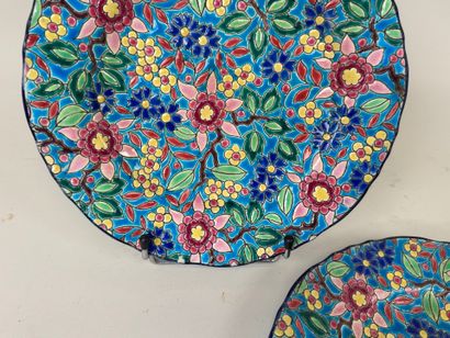 LONGWY.
Paire d'assiettes en faïence polychrome...