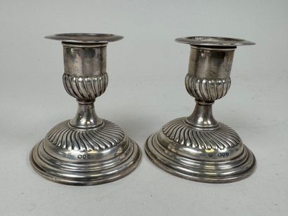 Paire de petits bougeoirs en argent étranger...
