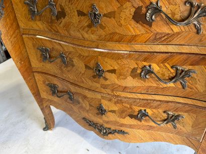 Curved chest of drawers in wood and marquetry...