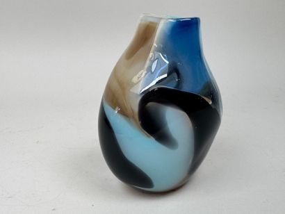 MDINA GLASS, Malte.
Vase de forme libre en...
