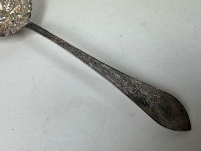 Saupoudreuse en argent 950/1000, poinçon...