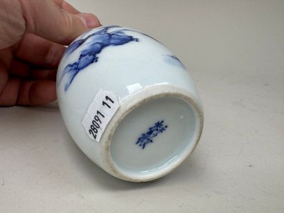 CHINE, XXe.
Petit vase en porcelaine bleu...