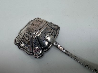 Petite saupoudreuse en argent percé, à décor...