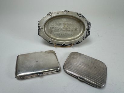 Étui à cigarettes en argent à décor de filets,...