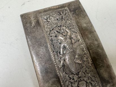 Boîte rectangulaire en argent repoussé à...
