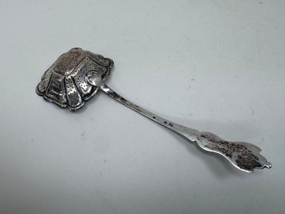 Petite saupoudreuse en argent percé, à décor...