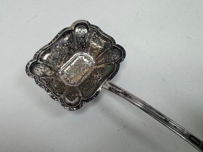 Petite saupoudreuse en argent percé, à décor...