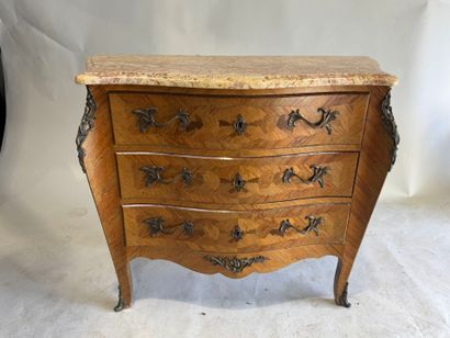 Curved chest of drawers in wood and marquetry...