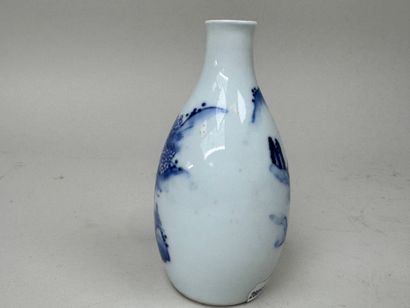 CHINE, XXe.
Petit vase en porcelaine bleu...