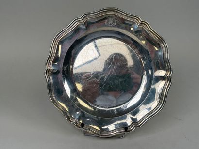 Plat de forme chantournée en argent 950/1000,...
