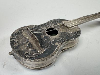 Guitare miniature en argent 800/1000 à décor...