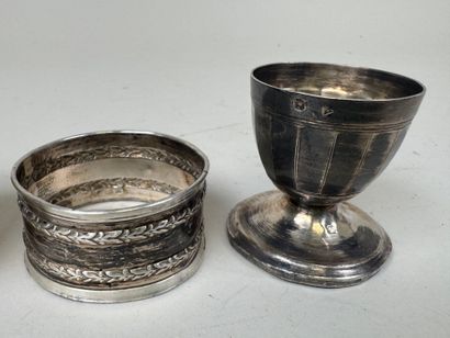 Petit coquetier et rond de serviette en argent...