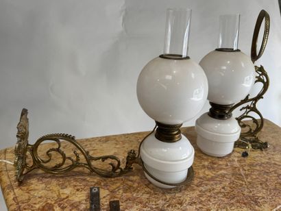 Pair of sconces in brass, ceramic and white...