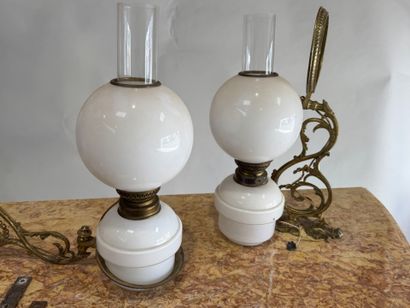 Pair of sconces in brass, ceramic and white...