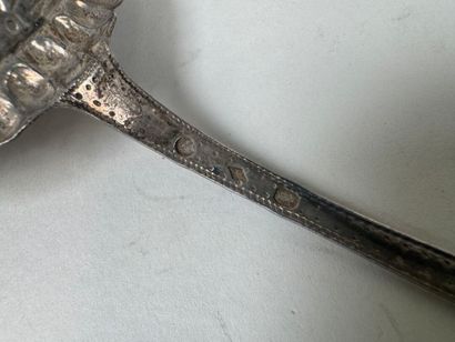 Saupoudreuse en argent 950/1000, poinçon...