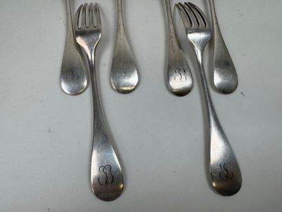 Deux fourchettes et quatre cuillères en argent...